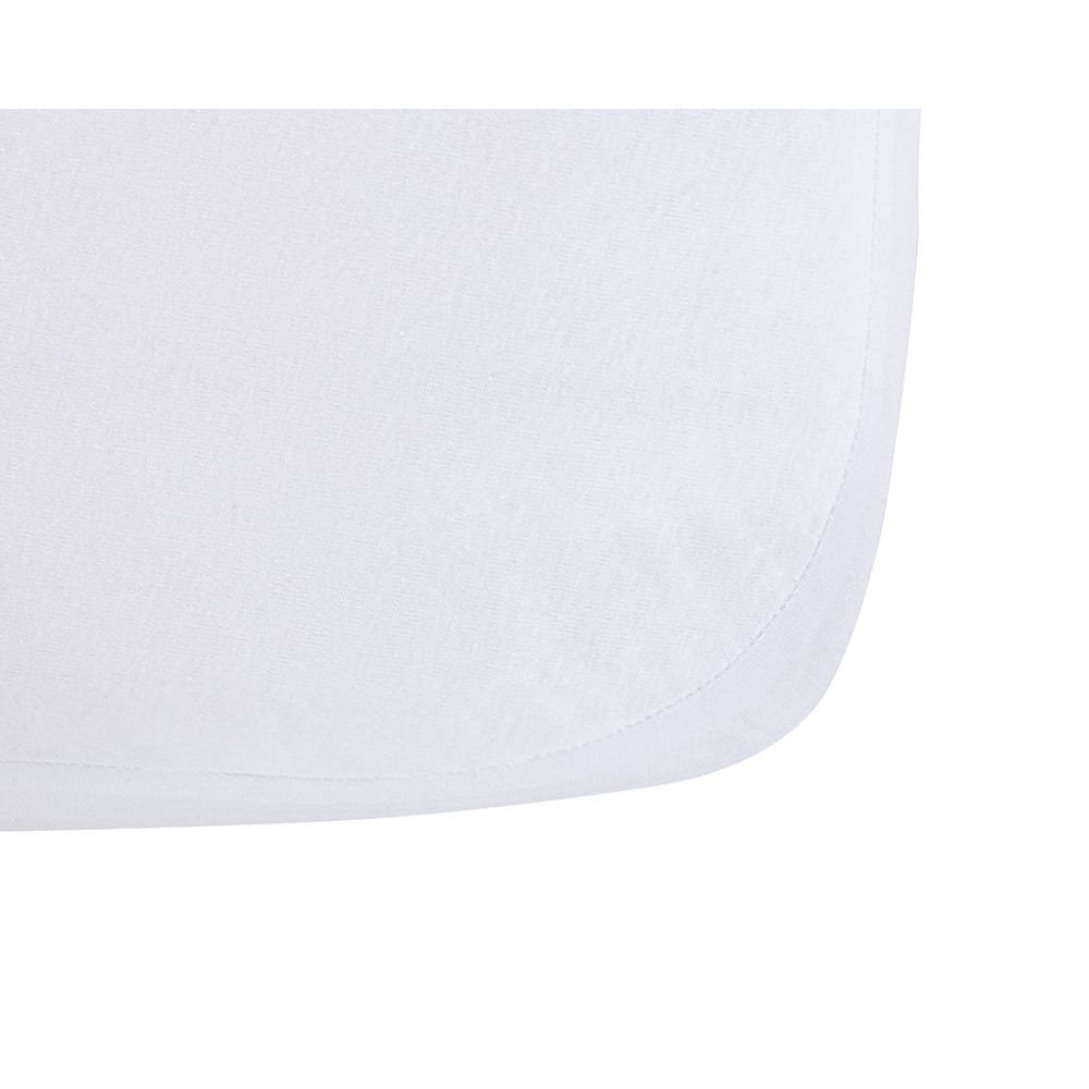 Weißes Spannbettlaken-Eckdetail. Abgerundete Ecke mit Naht. Jersey/PU-Material.