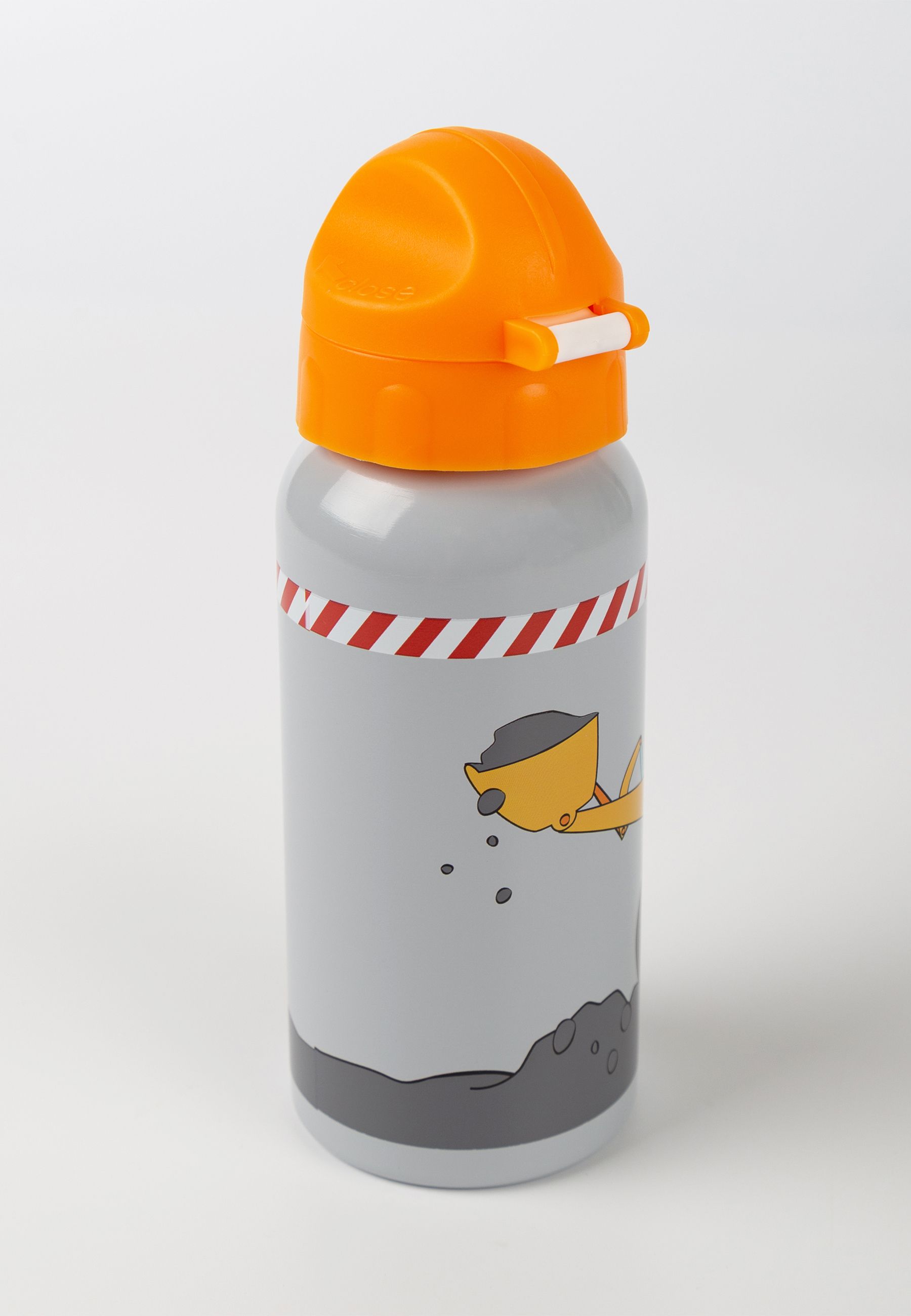 Graue Trinkflasche mit orangefarbenem Deckel. Aufdruck: gelber Bagger. Roter Warnstreifen. Auf weißem Hintergrund.