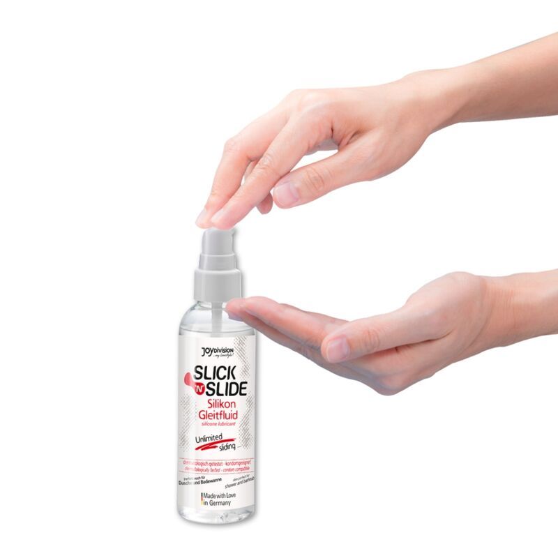 Hände halten eine transparente Flasche mit Sprühkopf. Aufschrift: Slick'N'Slide Silikon Gleitfluid. Dermatologisch getestet.