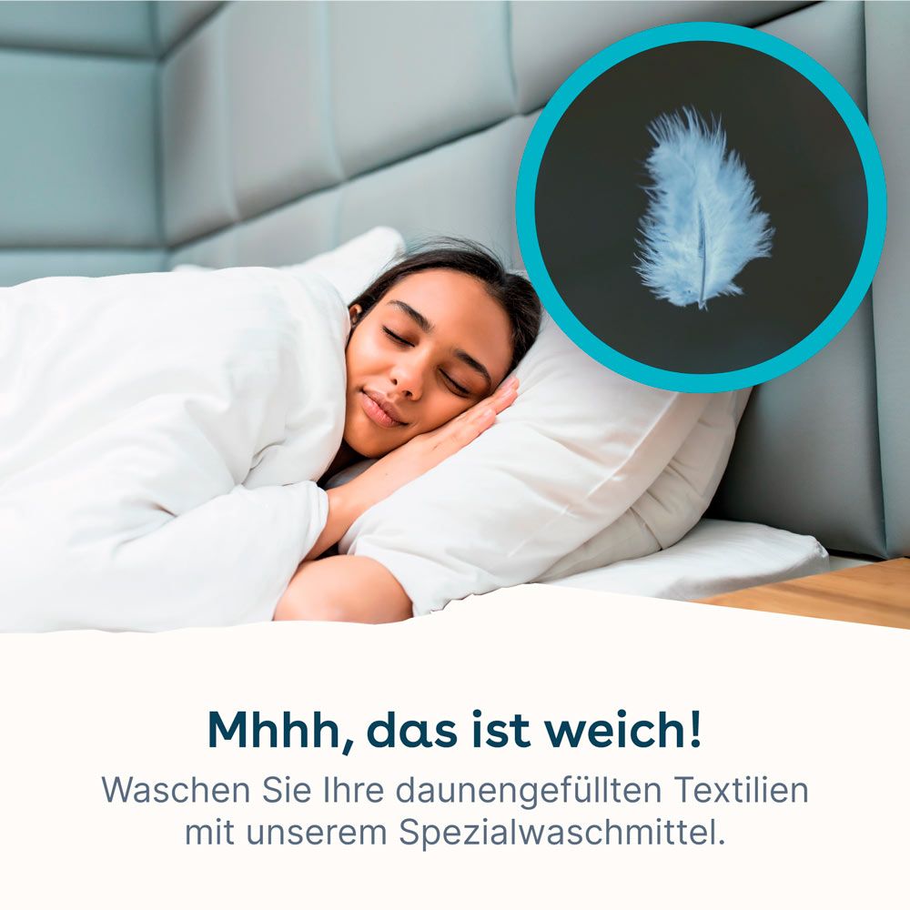 Frau schläft unter weißer Bettdecke. Oben rechts eine Feder in einem Kreis. Text: Mhhh, das ist weich!