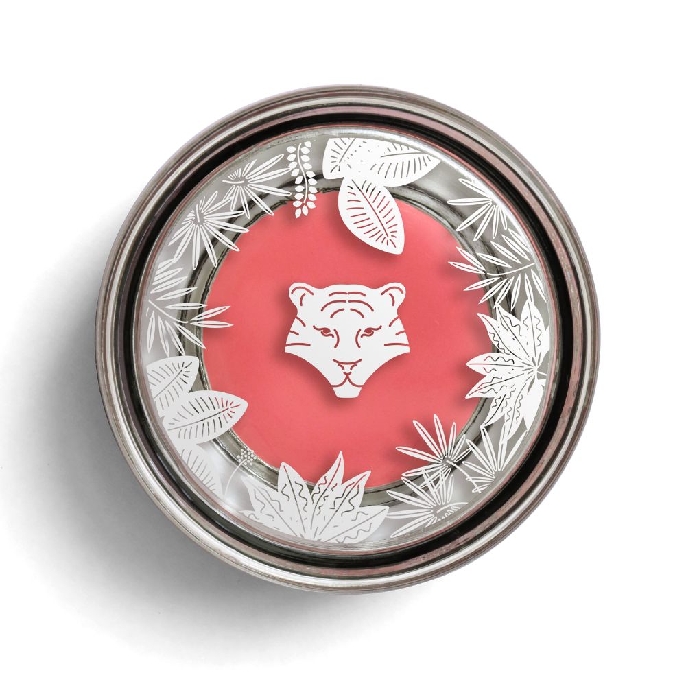 Runder Behälter mit rosa Inhalt. Deckel mit Tigerkopf-Logo und Blättermuster. Metallrand.