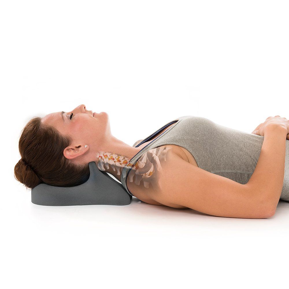 Graues Faszientool unter dem Nacken einer liegenden Frau. Skelett-Illustration.