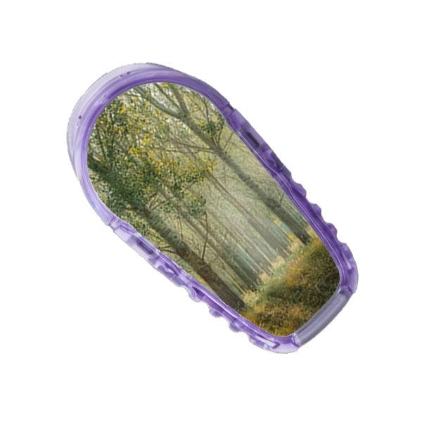 Ein Aufkleber mit einem Waldmotiv. Ovale Form mit lila Rahmen.