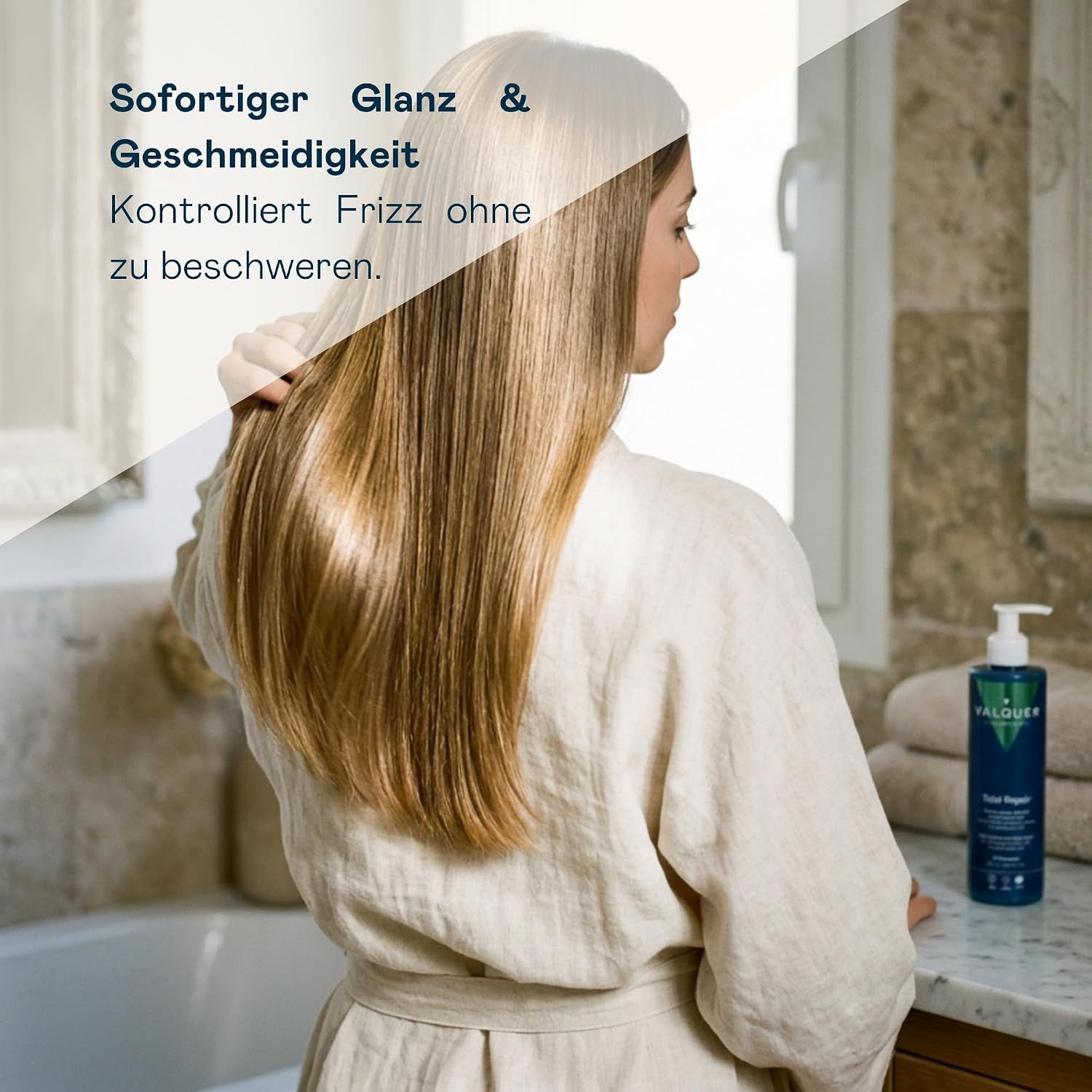 Frau wäscht sich unter der Dusche die Haare, daneben steht eine Flasche 'Valquer Total Repair'.