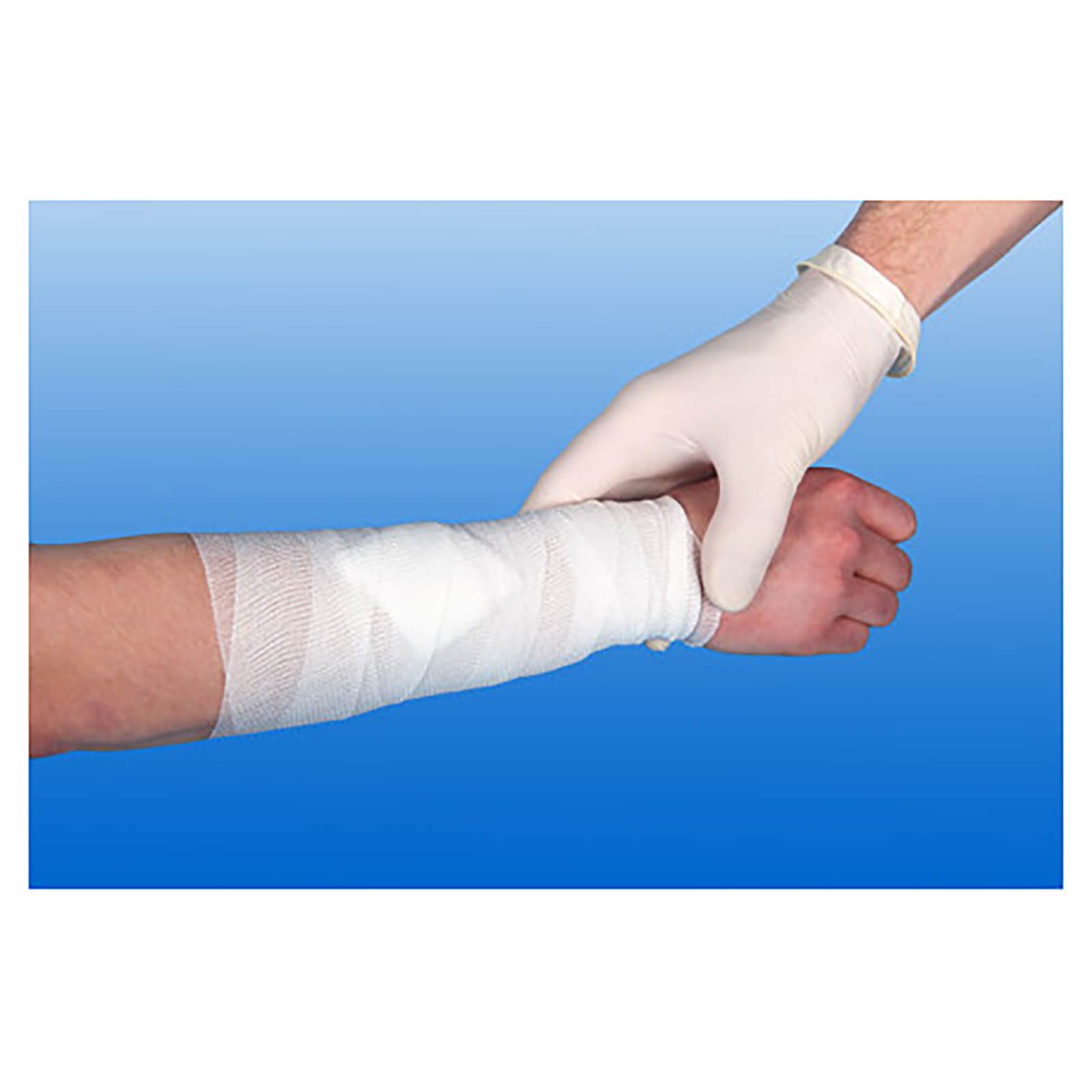 Hand mit weißem Verband am Unterarm. Eine Hand mit Handschuh hält das Handgelenk. Der Verband ist gewickelt.