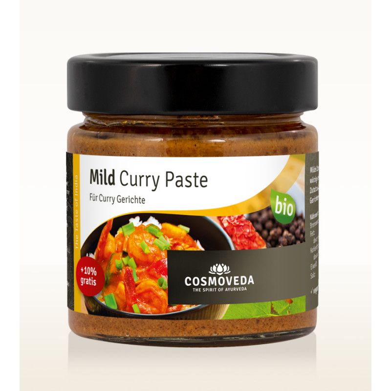 Glas mit Mild Curry Paste. Aufschrift: Mild Curry Paste, Für Curry Gerichte. Logo: Cosmoveda, Bio-Siegel. Abbildung von Gericht.
