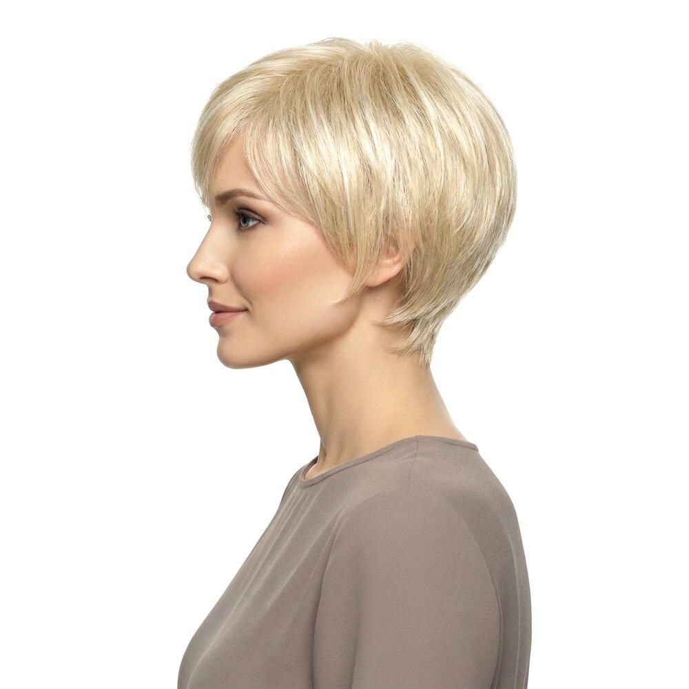 Blonde Perücke mit kurzem, gestuftem Schnitt. Seitenansicht einer Frau mit braunem Oberteil.