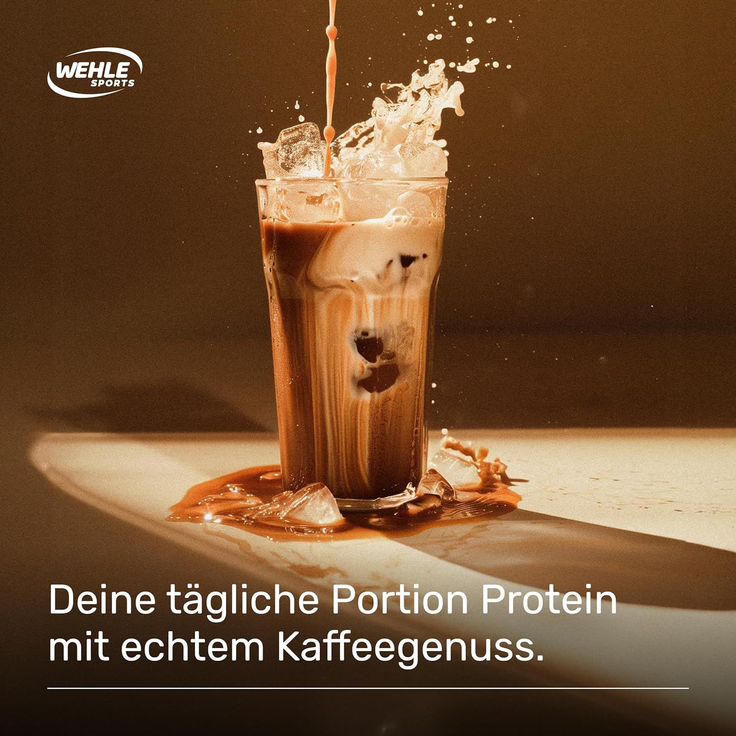 Glas mit Eiswürfeln und Kaffee, der in das Glas gegossen wird. Spritzer. Text: "Deine tägliche Portion Protein mit echtem Kaffeegenuss."