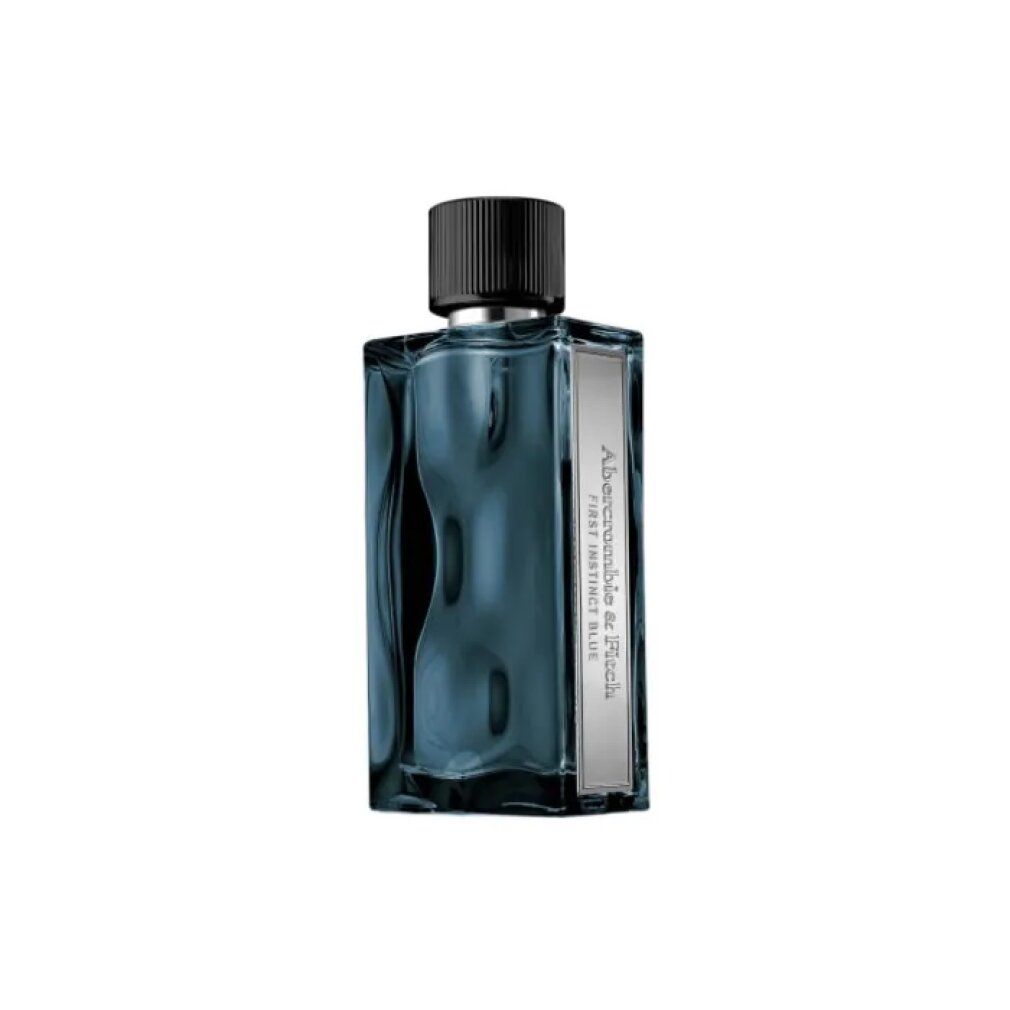 Dunkelblaue Flasche mit schwarzem Verschluss. Aufschrift: Abercrombie & Fitch, First Instinct Blue, MAN/HOMME, Eau de Toilette.