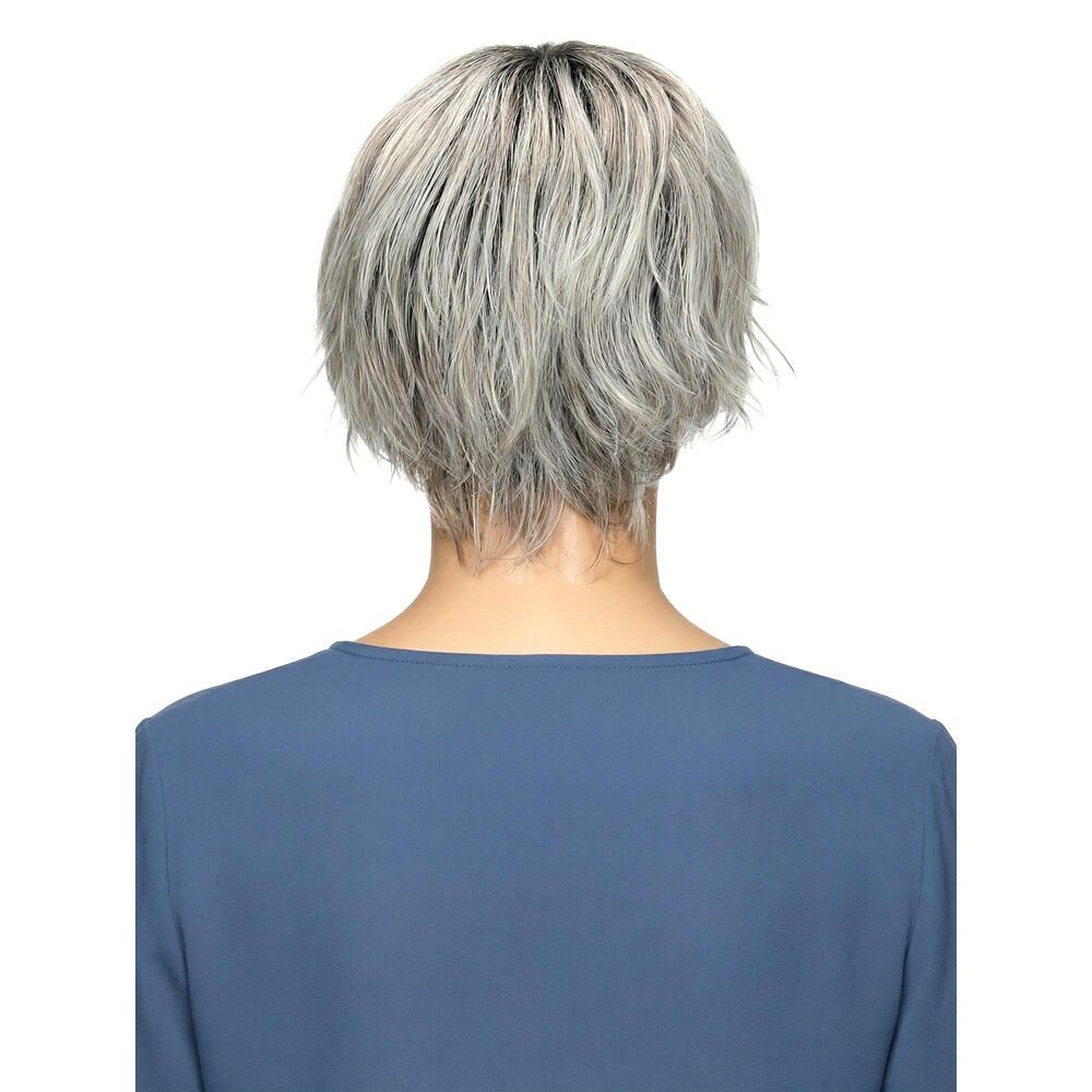 Rückansicht einer grau-melierten Kurzhaarperücke. Die Perücke wird von einer Frau mit blauem Oberteil getragen.