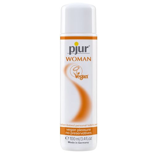 Weiße Flasche mit gelbem Etikett. Aufschrift: pjur, WOMAN Vegan. Orangefarbener Streifen. Wasserbasiertes Gleitmittel.