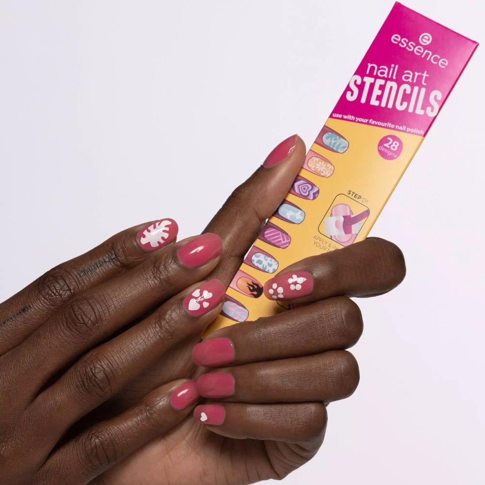 Hand mit lackierten Nägeln und Essence Nagelkunst Schablonen-Verpackung. Produktname und Designbeispiele sichtbar.