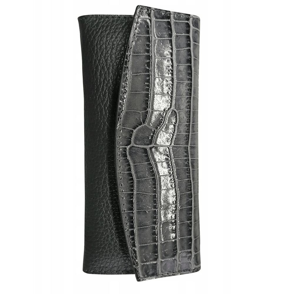 Graues Etui mit Krokodil-Optik. Teilweise geöffnet, zeigt schwarzes Leder. Rechteckige Form mit Klappe.