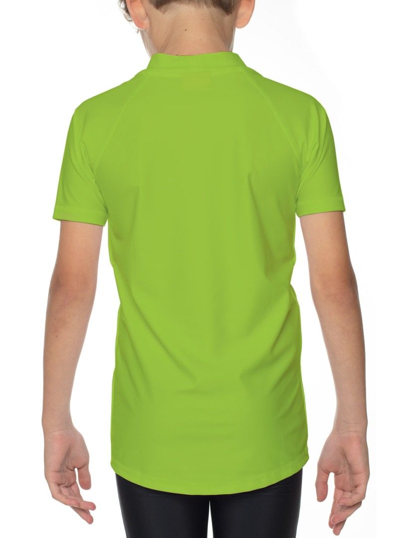 Rückansicht eines Kindes in grünem iQ-UV Sonnenschutz Shirt Jolly Kids. Kurze Ärmel, hoher Kragen. Steht vor weißem Hintergrund.
