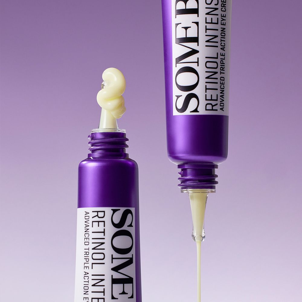 Zwei Tuben, Creme wird herausgedrückt. Aufschrift: SOME BY MI Retinol Intense Advanced Triple Action Eye Cream.