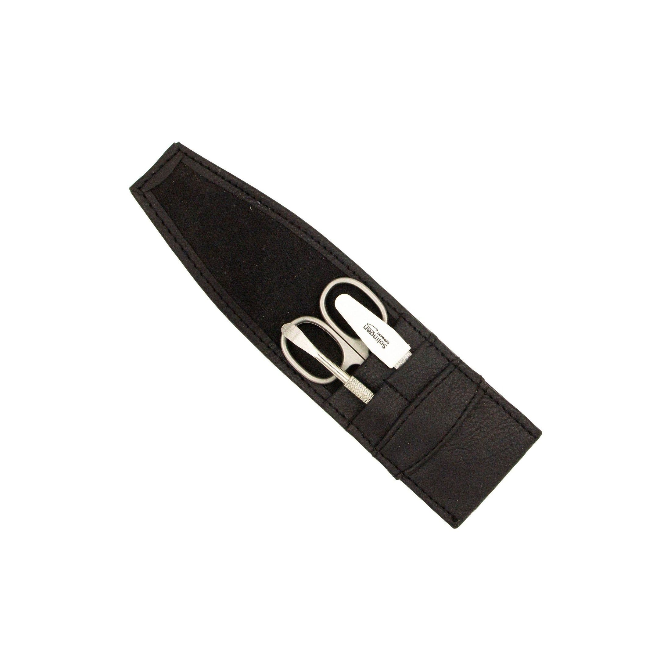 Schwarzes Kunstleder-Etui mit Nagelschere und Feile. Inhalt sichtbar.