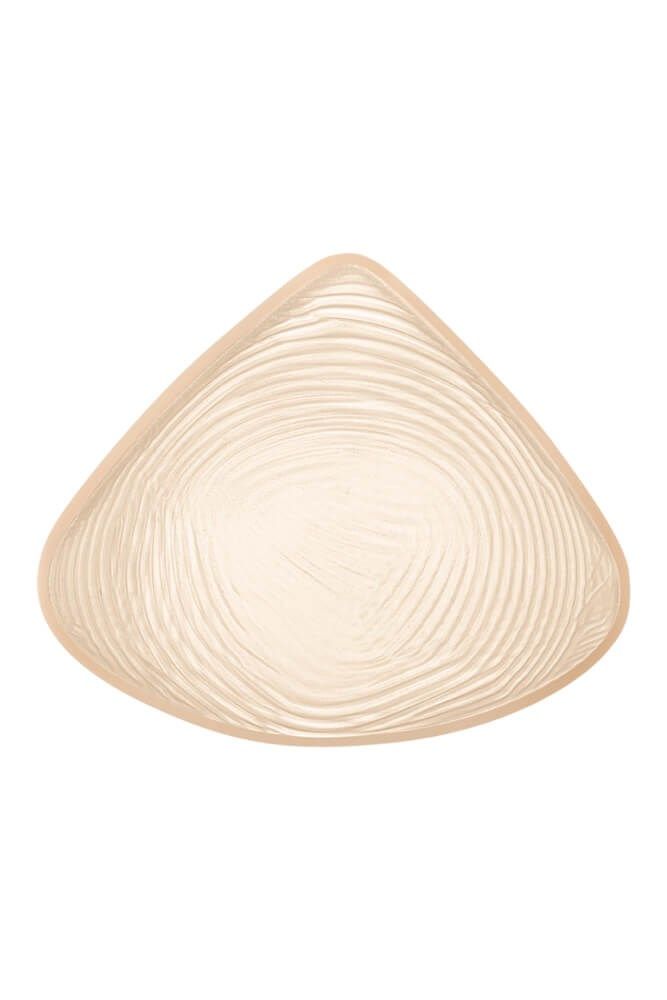 Brustprothese in voller Brustform. Beige, dreieckige Form mit geriffelter Oberfläche. Die Form ist nach oben spitz zulaufend.