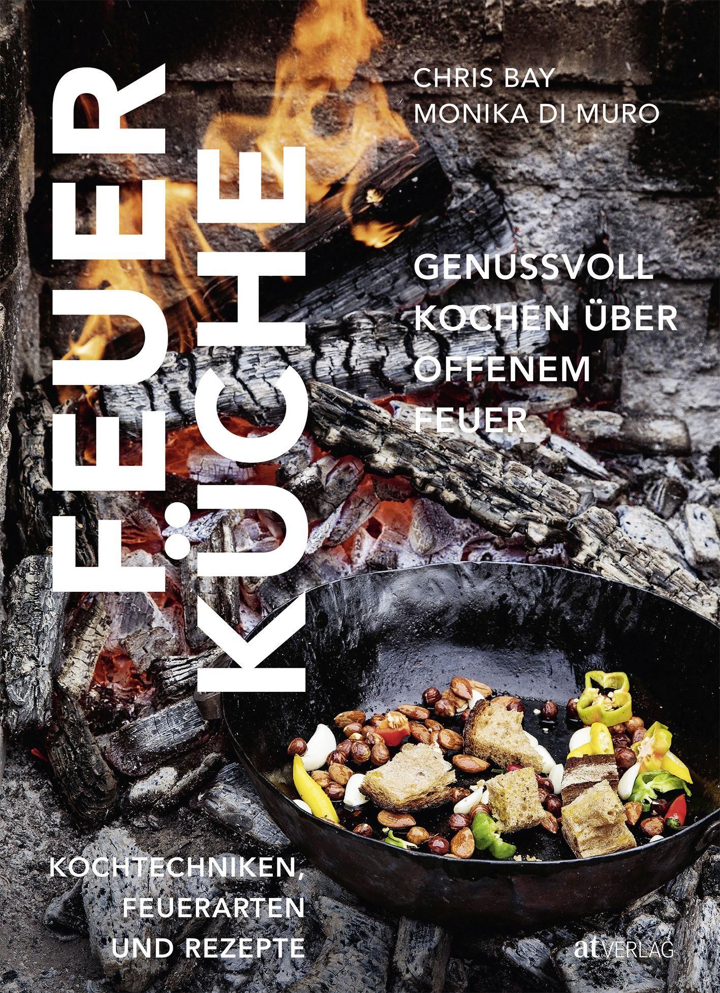 Buchcover mit Titel "FEUER KÜCHE". Autoren: Chris Bay, Monika Di Muro. Kochbuch mit Rezepten und Kochtechniken. Essen in Pfanne über Feuer.