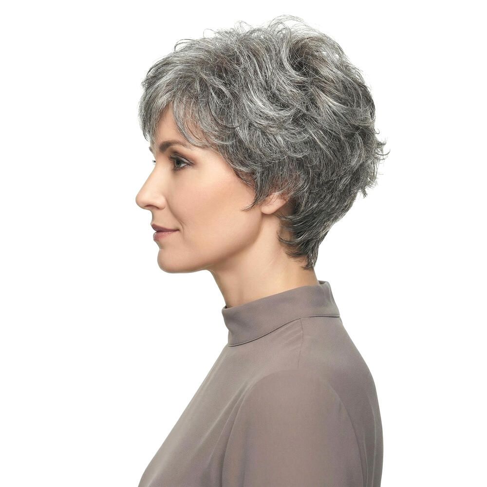 Kurzhaarperücke mit grauen Strähnen. Seitenansicht einer Frau mit der Perücke. Sie trägt ein braunes Oberteil.