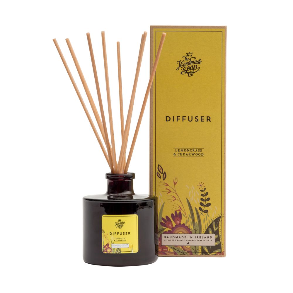 Diffusor mit Holzstäbchen und Verpackung. Aufschrift: Diffuser, Zitronengras & Zedernholz. Handmade in Ireland.