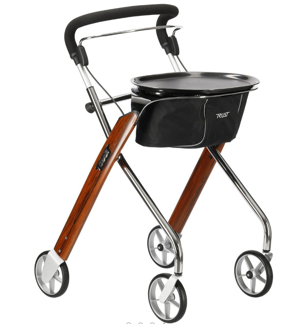 Rollator mit Holzoptik, schwarzem Korb und Tablett. Vier Räder, schwarze Griffe. Marke: TRUST.