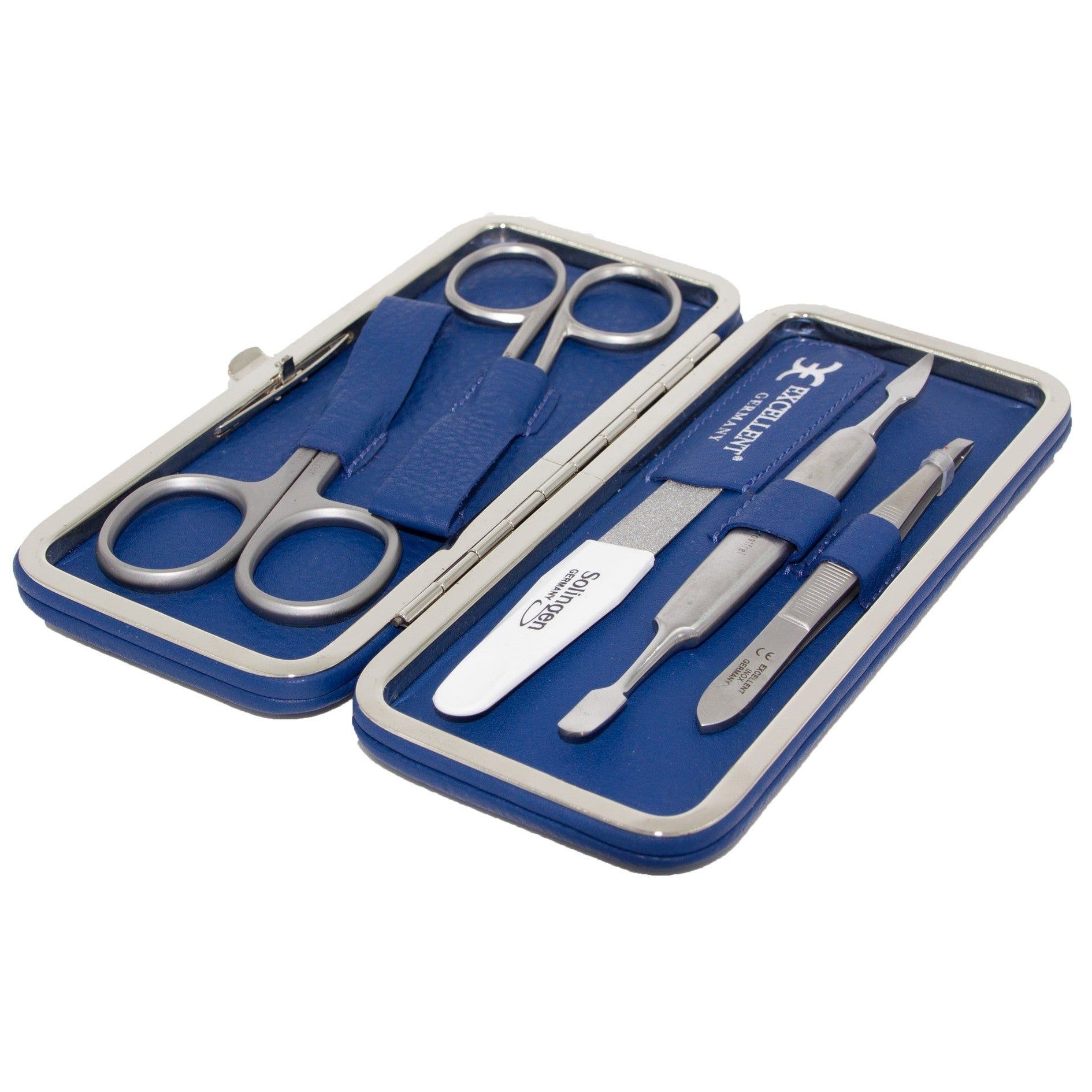 Geöffnetes Maniküre-Etui aus blauem Kunstleder. Enthält Schere, Feile, und weitere Werkzeuge. Marke: EXCELLENT GERMANY. Blickwinkel: schräg.
