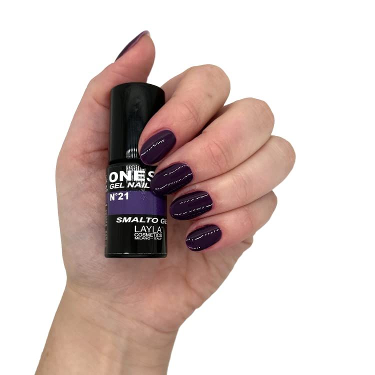 Hand hält Flasche LAYLA COSMETICS Smalto Gel One Step, lila. Nägel mit gleichem Farbton lackiert. N°21 sichtbar.