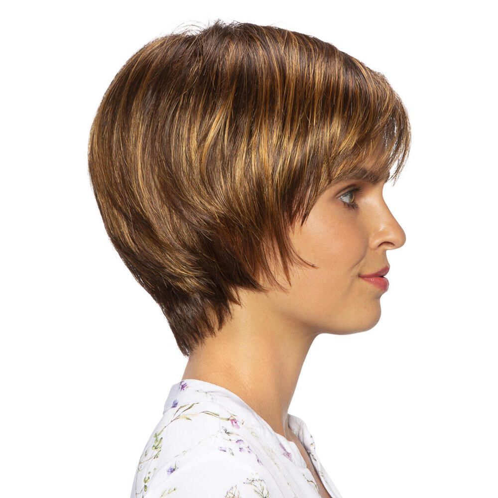 Kurzhaarperücke mit braunen und blonden Strähnen. Seitenansicht einer Frau mit Perücke. Die Perücke hat einen Pony.