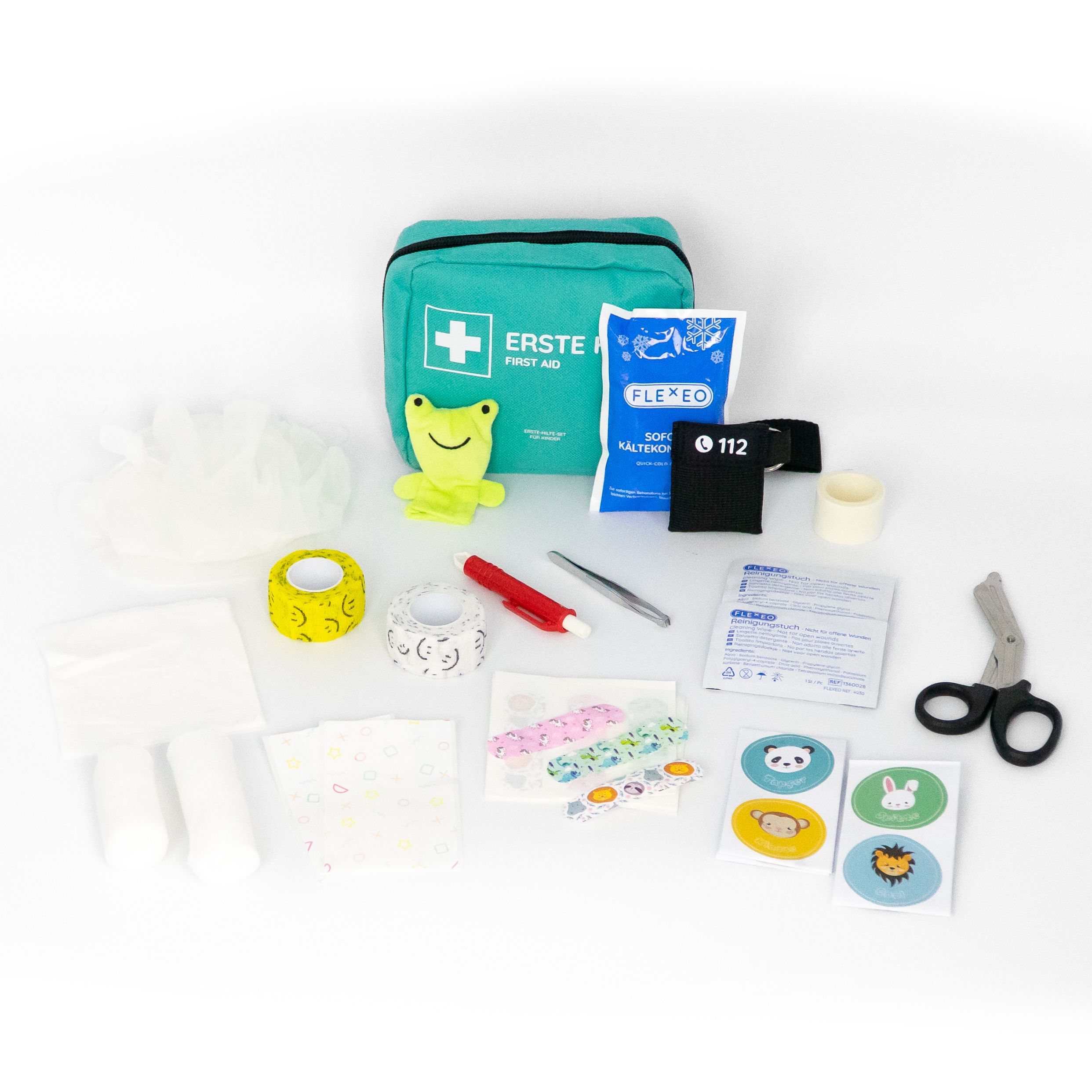 Grünes Erste-Hilfe-Set mit Inhalt: Verband, Pflaster, Schere, Handschuhe, Pinzette, Klebeband, Kuscheltier. FLEXEO Erste-Hilfe-Set.