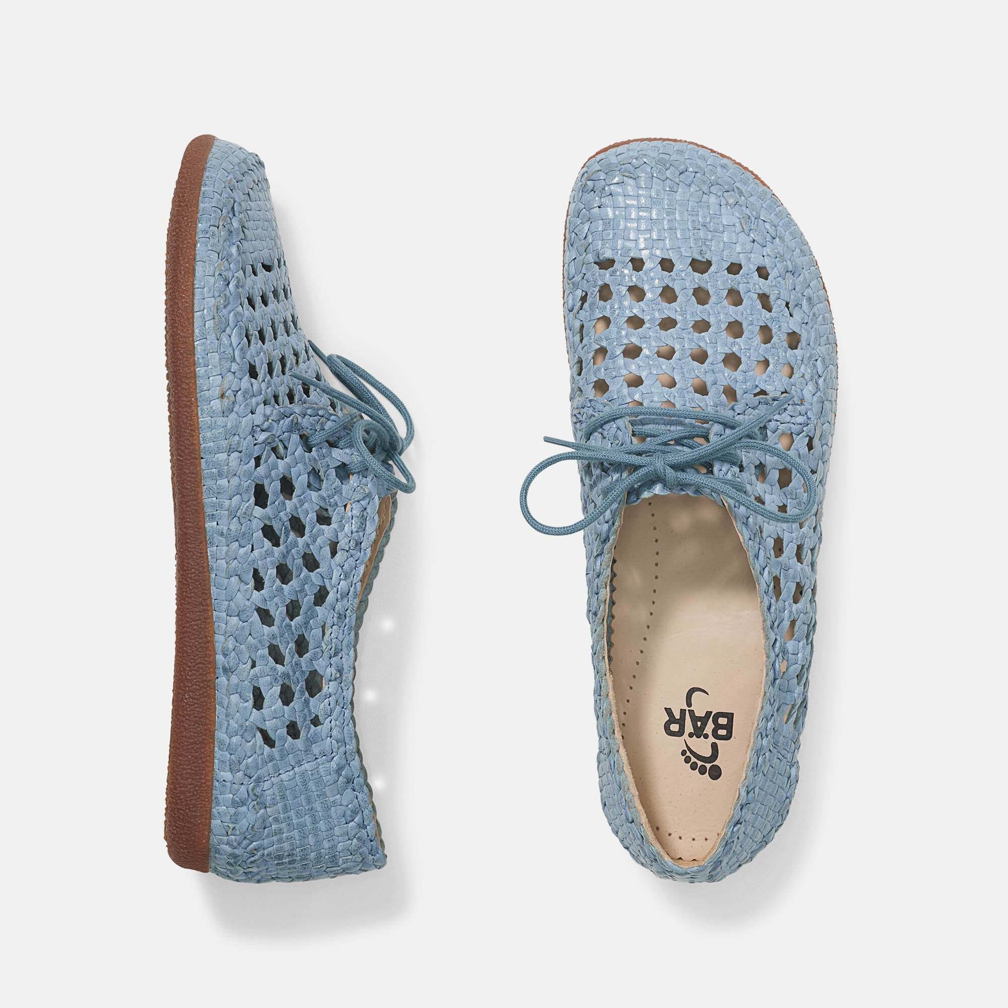 Hellblaue geflochtene Schuhe mit Schnürung, von oben und Seite gezeigt.
