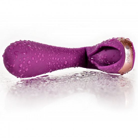 Lila Vibrator mit goldfarbenen Akzenten, bedeckt mit Wassertropfen. Auf weißem Hintergrund.