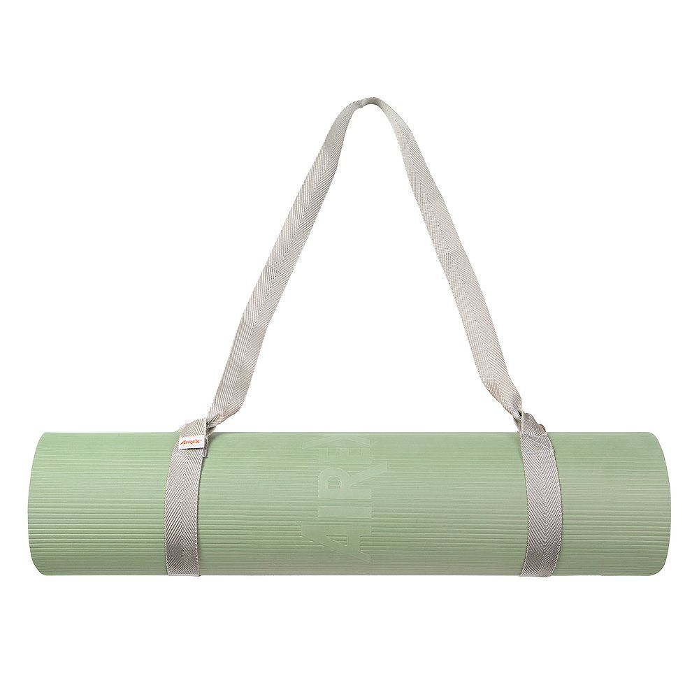 Gerollte grüne Gymnastikmatte mit Tragegurt. Logos sichtbar.