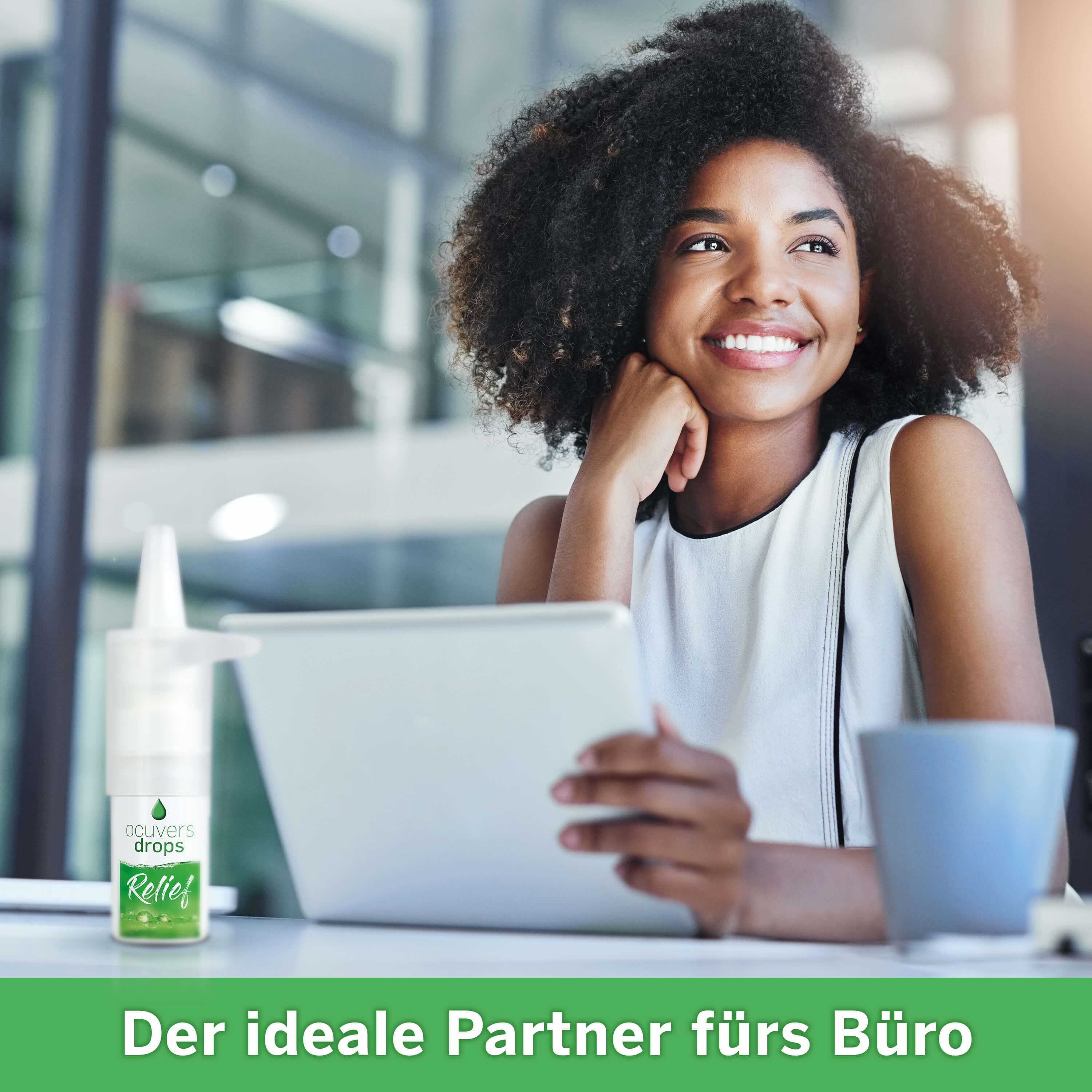 Frau am Schreibtisch mit Tablet und Flasche von ocuvers drops Relief. Text: Der ideale Partner fürs Büro.