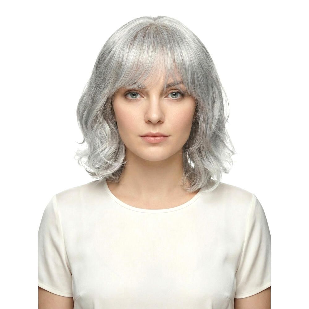 Perücke Capri, graues Haar mit Pony, wellig. Frau mit hellem Oberteil, Frontansicht.