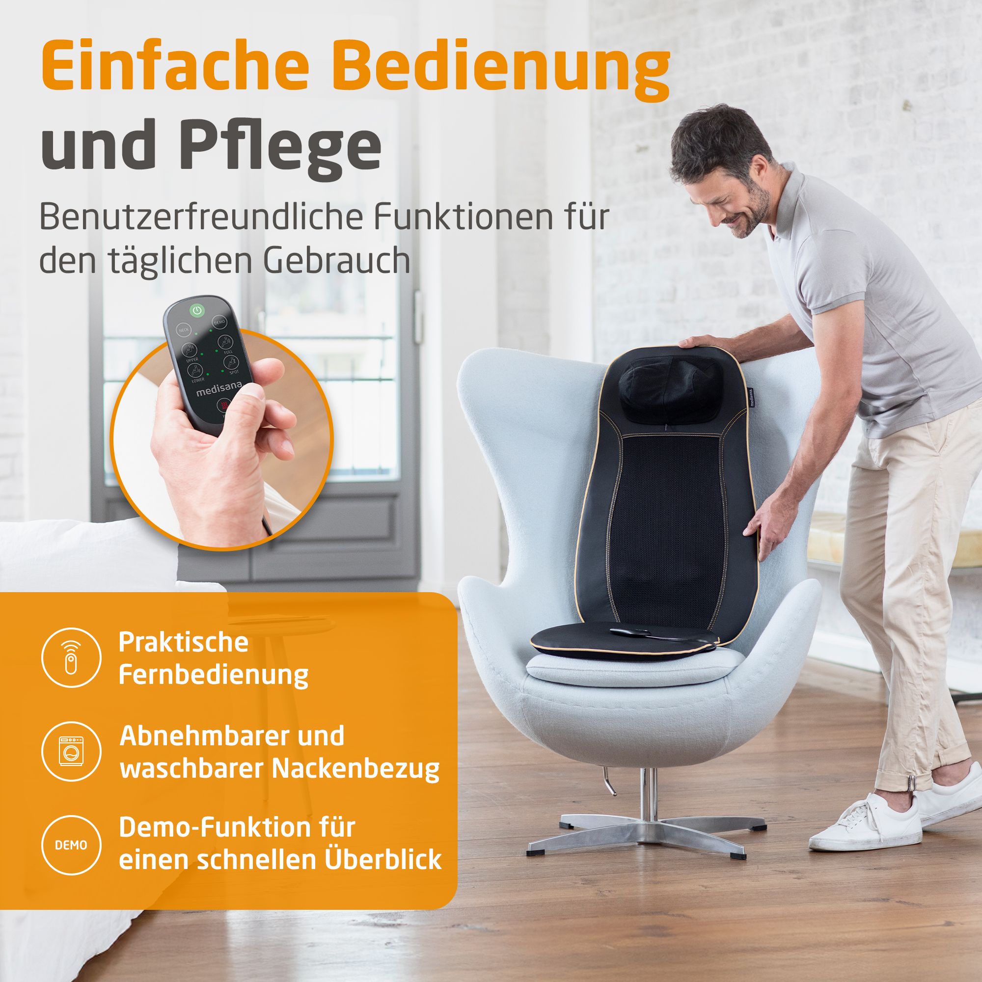 Mann hält Fernbedienung neben Massagematte. Abnehmbarer, waschbarer Nackenteil.