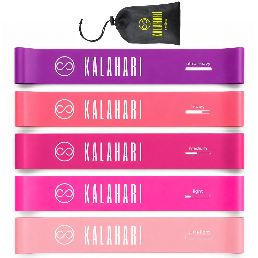 Fünf KALAHARI Fitnessbänder in verschiedenen Farben und Widerstandsstufen, mit schwarzer Tragetasche.