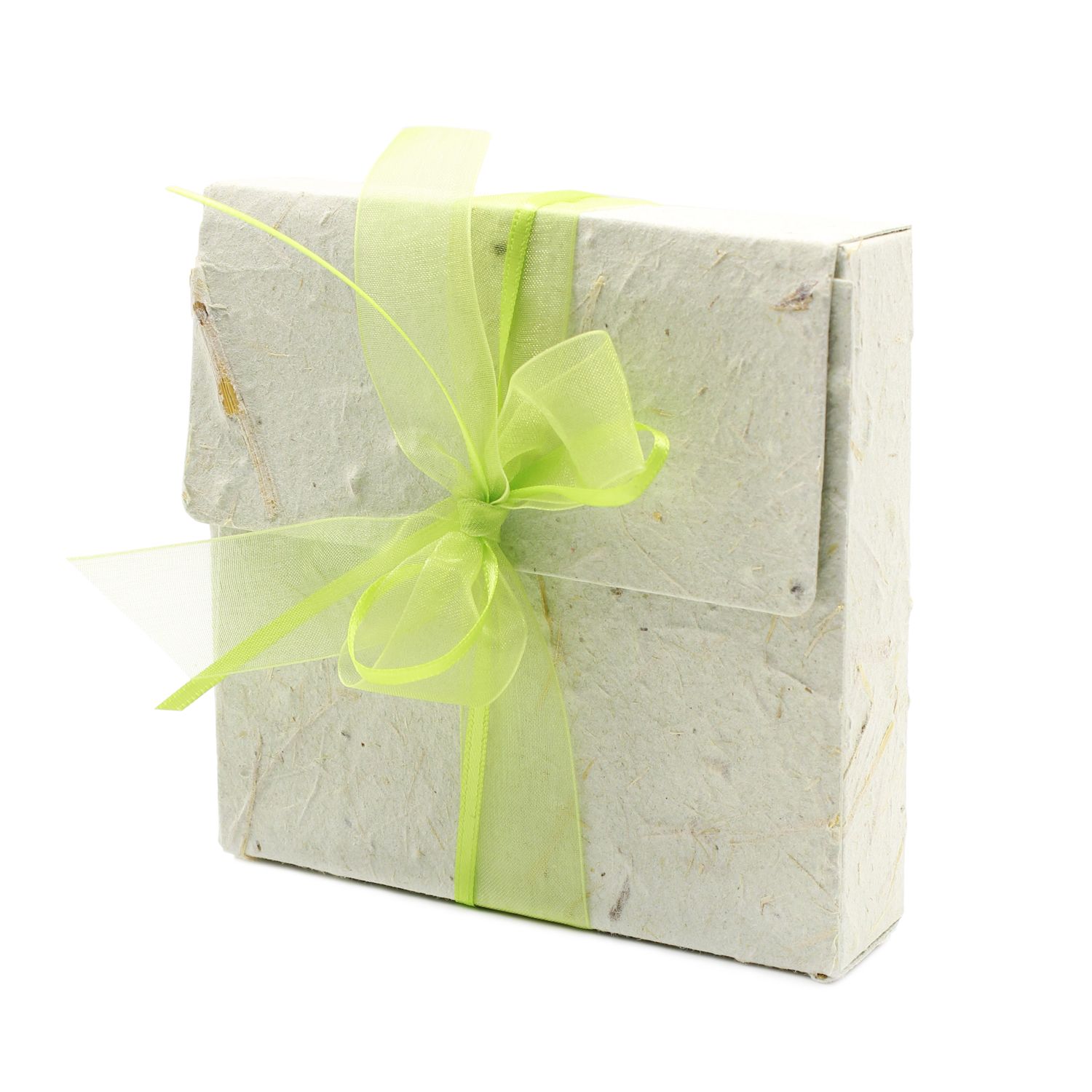 Quadratische Geschenkbox mit Schleife. Hellgrünes Organzaband. Deckel mit Lasche. Naturfarbenes Papier.