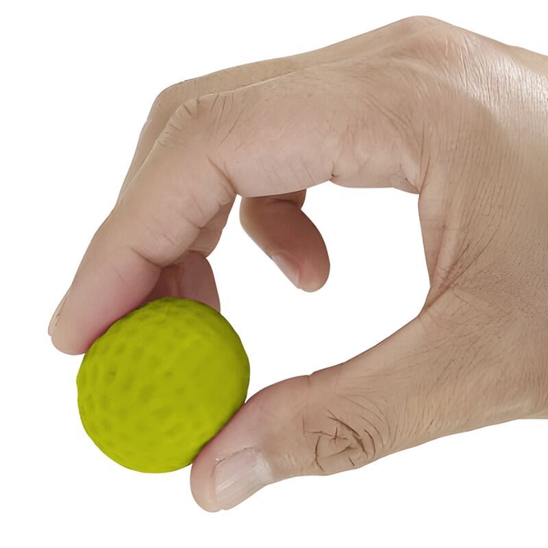 Gelbe Kugel in einer Hand gehalten.