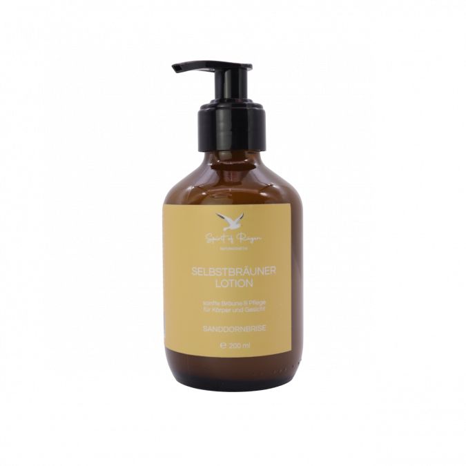 Braune Flasche mit schwarzem Pumpkopf. Etikett mit Produktname: Selbstbräuner Lotion, Sanddornbrise.
