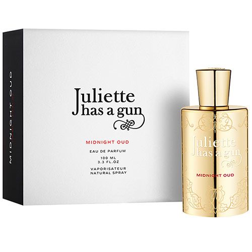 Goldfarbener Flakon und weiße Schachtel. Aufschrift: Juliette Has a Gun Midnight Oud. Eau de Parfum. 100 ml.