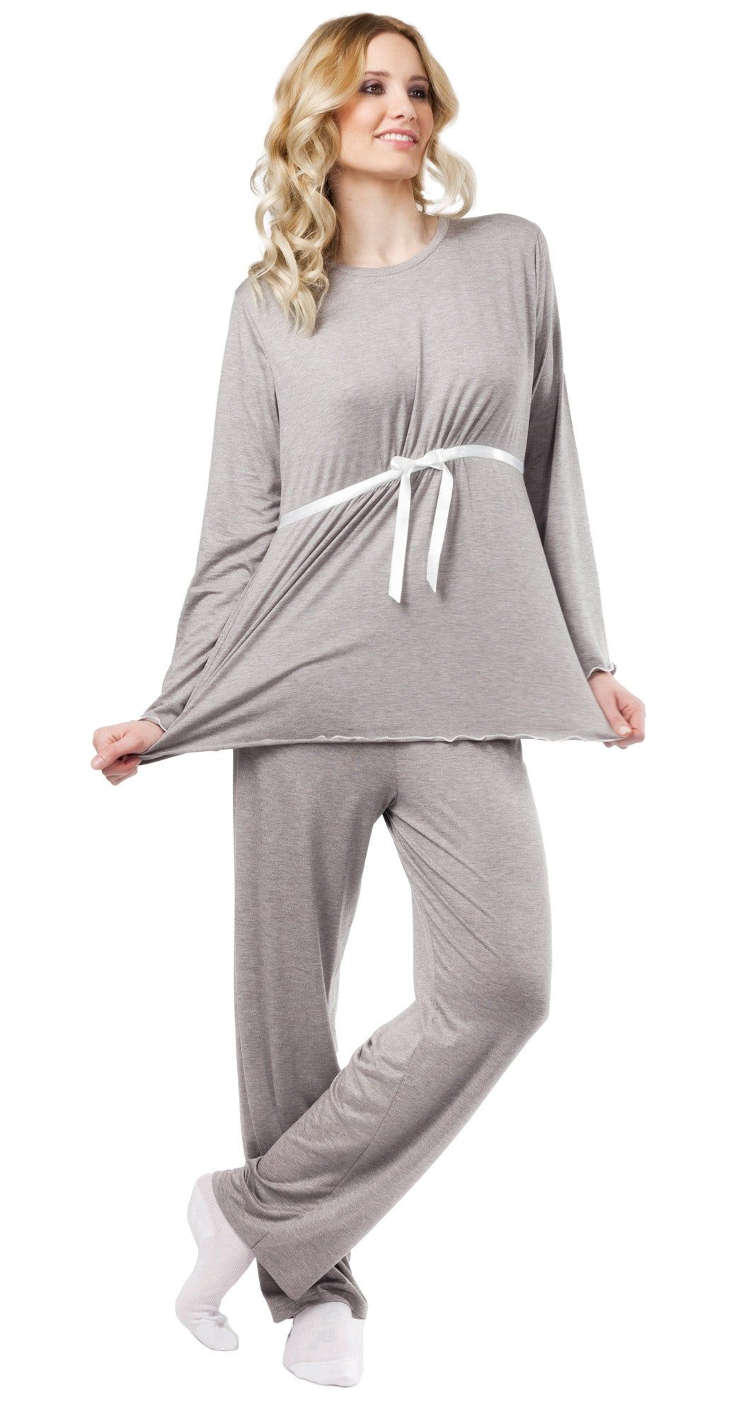 Grauer Schwangerschaftspyjama mit langärmligem Oberteil und Hose. Oberteil mit weißem Band unter der Brust gebunden.