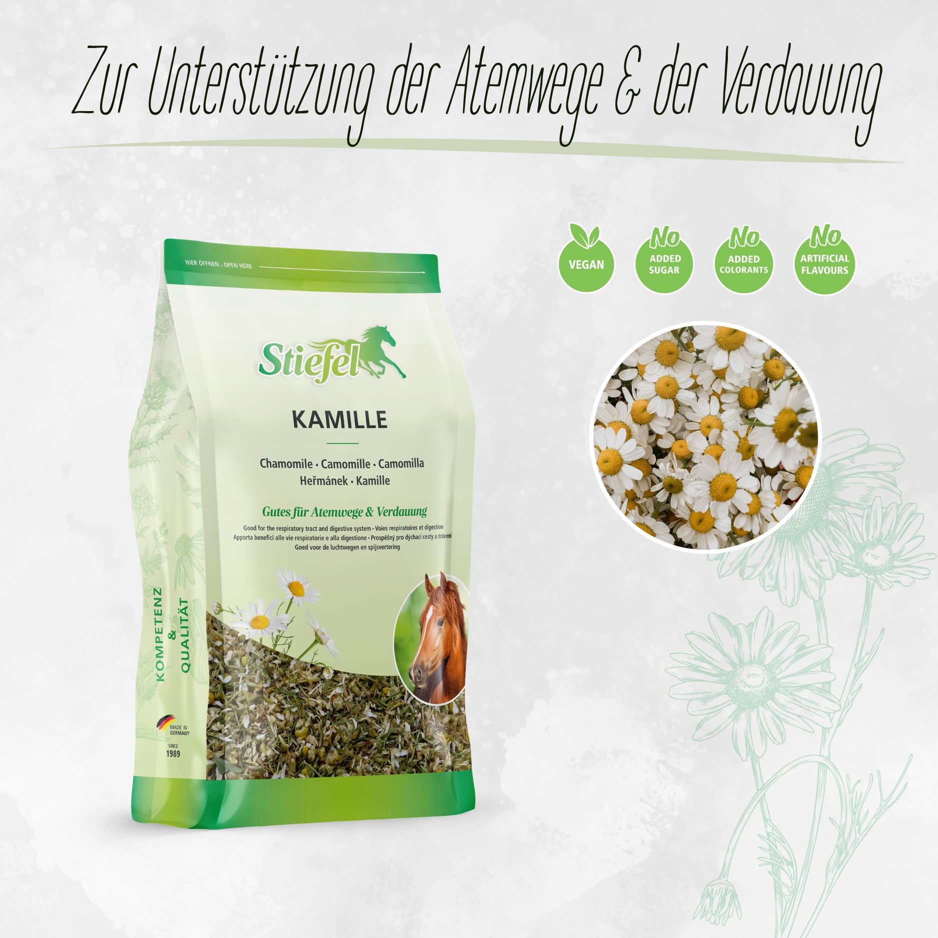 Beutel mit Stiefel Kamille. Grün-weiße Verpackung mit Produktnamen, Kamillenblüten-Illustration und Pferde-Logo. Vegan-Siegel.