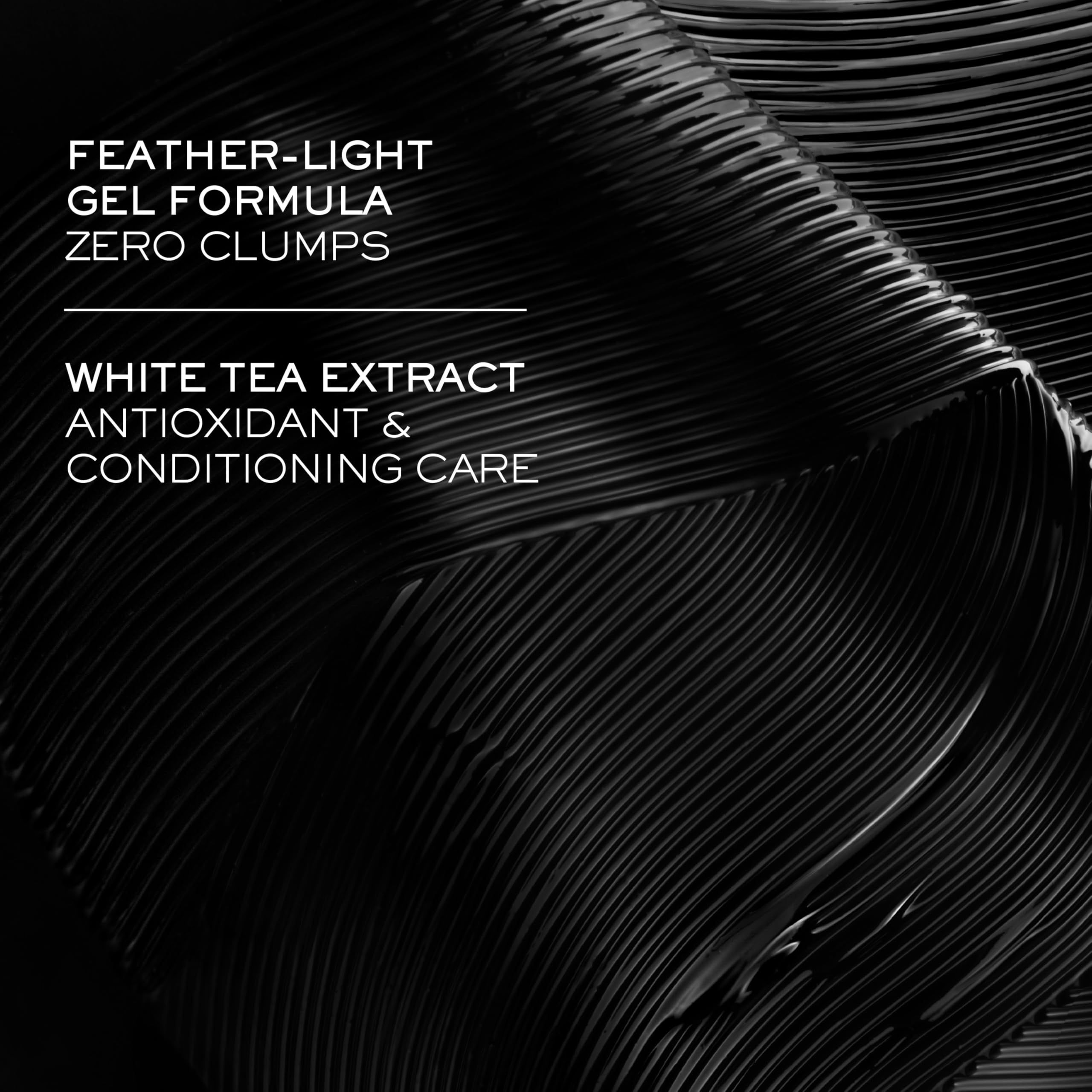 Nahaufnahme von schwarzer Mascara. Text: "FEATHER-LIGHT GEL FORMULA ZERO CLUMPS". Enthält Text über Inhaltsstoffe.