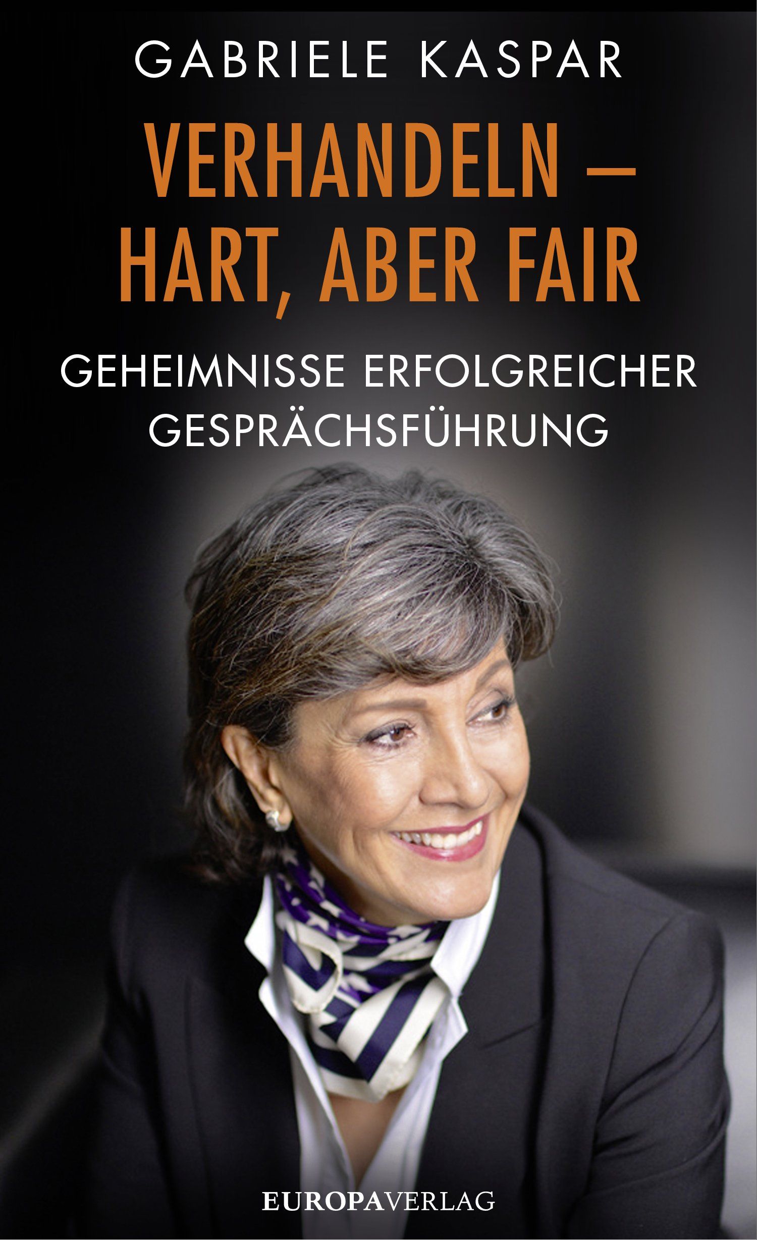Buchcover: "Verhandeln – hart, aber fair". Autorin Gabriele Kaspar. Verlag Europa Verlag. Frau im Blazer.