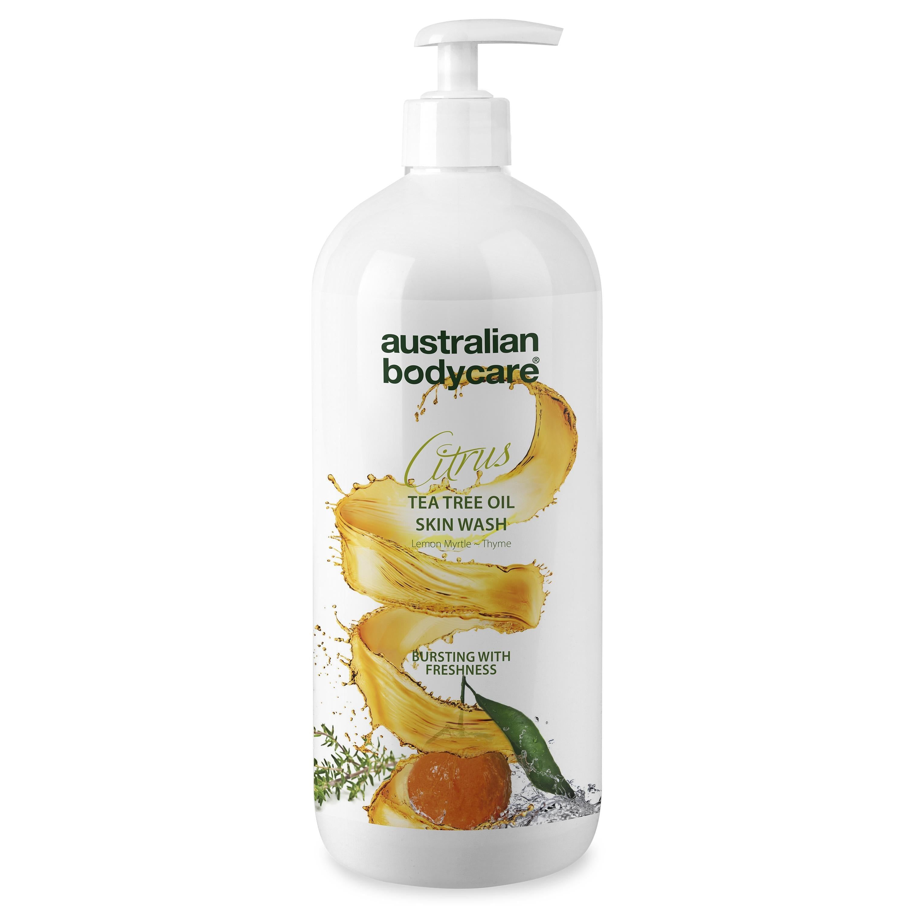 Witte fles met pomp. Opschrift: Australian Bodycare Citrus Tea Tree Oil Skin Wash. Illustratie van citroen en bladeren.
