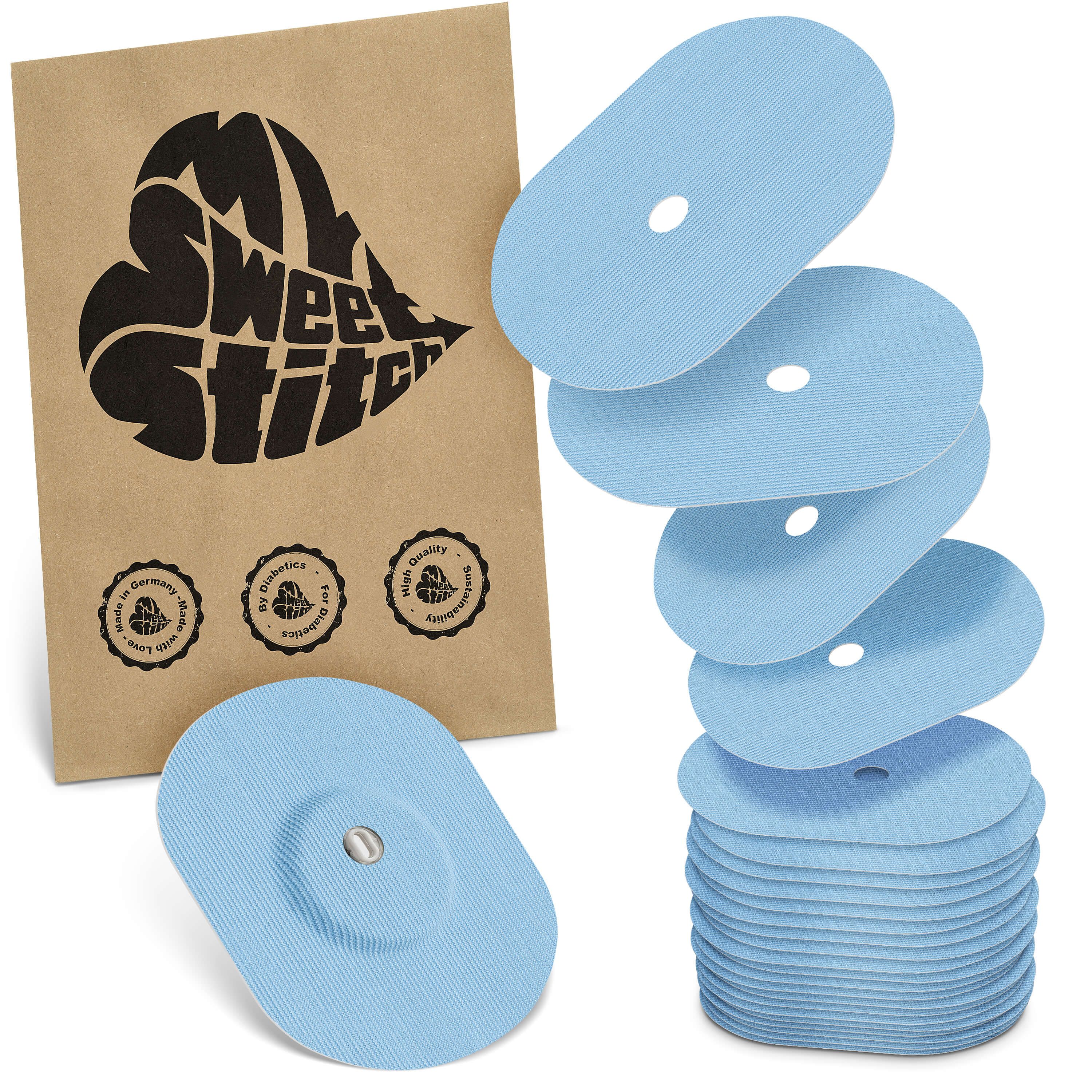 Blaue, ovale Pflaster mit Loch und brauner Verpackung. Auf der Verpackung steht "MySweetStitch". Mehrere Pflaster sind gestapelt.