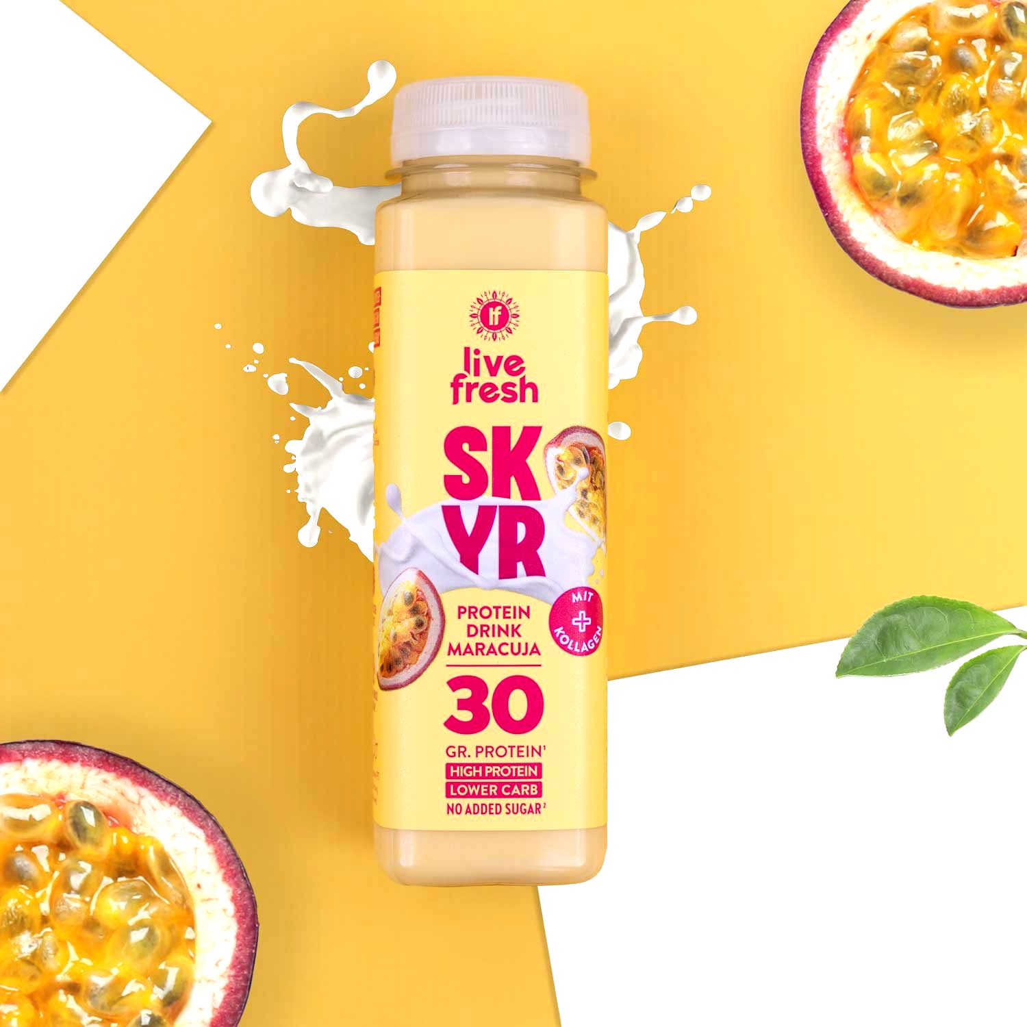 Eine Flasche Skyr Drink Maracuja. Aufschrift: SKYR, Protein Drink, 30 gr. Protein. Mit Maracuja-Scheiben.