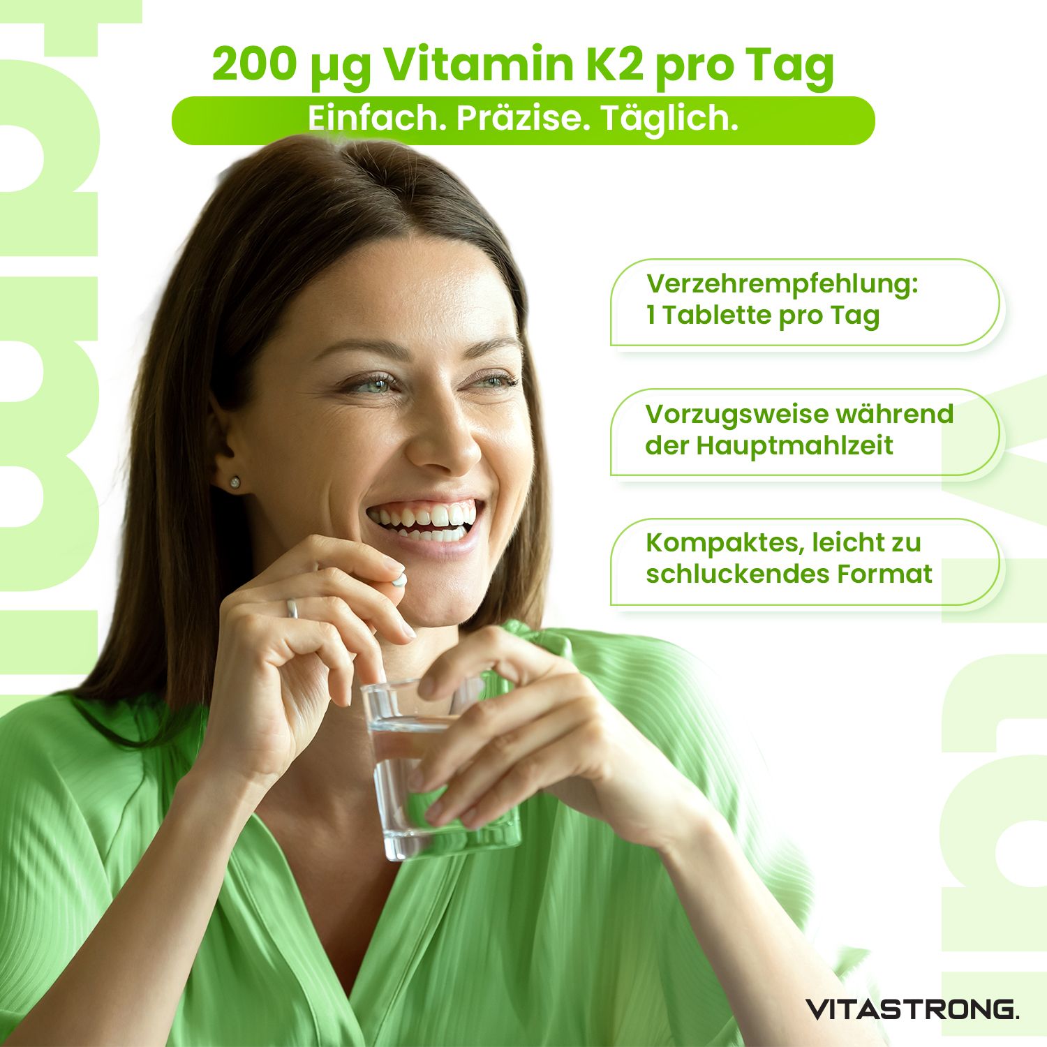 Frau trinkt Wasser. 200µg Vitamin K2 pro Tag. Empfehlung: 1 Tablette pro Tag. Kompaktes Format.