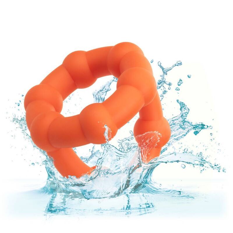 Oranger Ring im Wasser. Spritzer. Geschwungene Form.