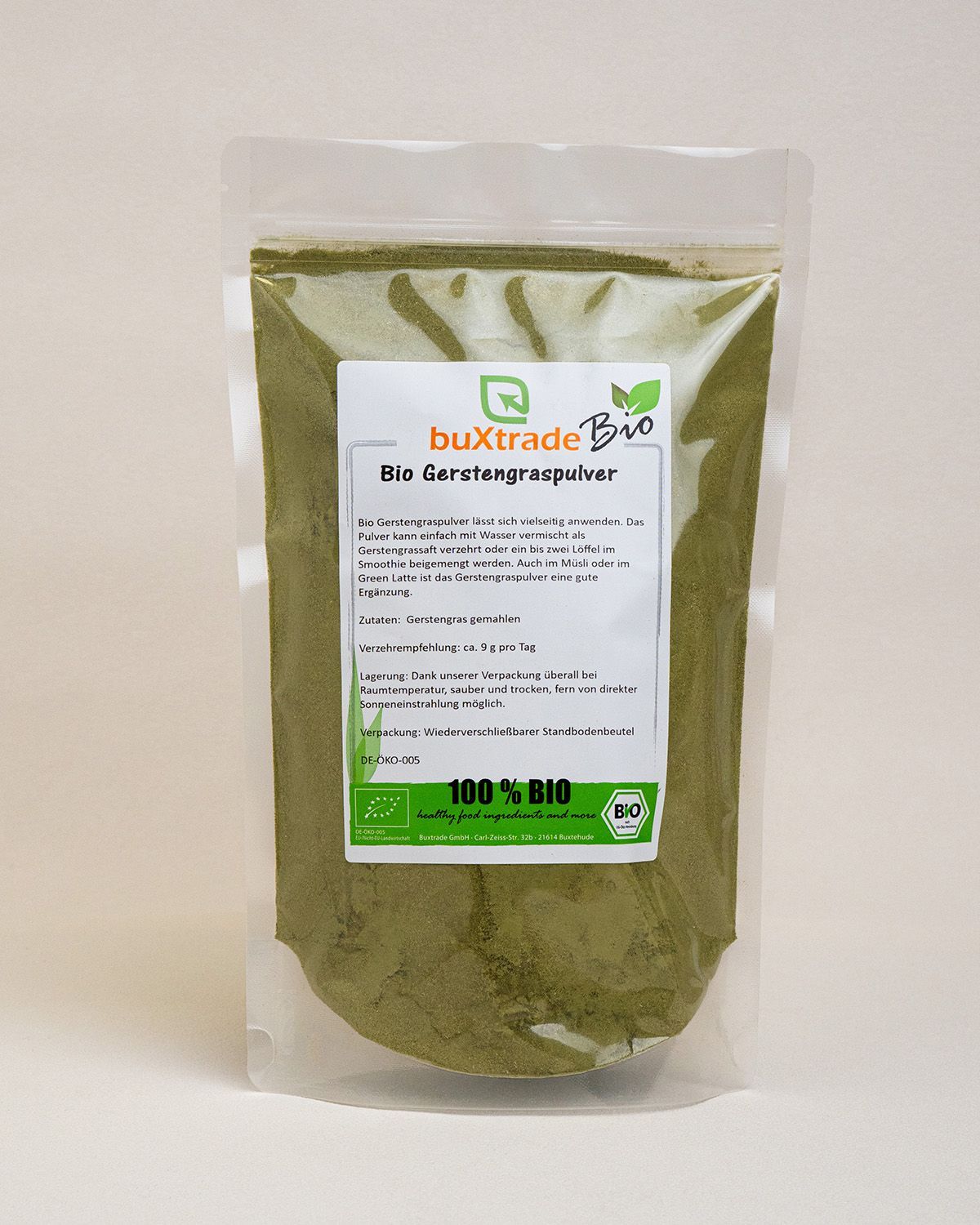 Transparente Tüte mit grünem Pulver. Aufdruck: buXtrade Bio Gerstengraspulver, 100% BIO.